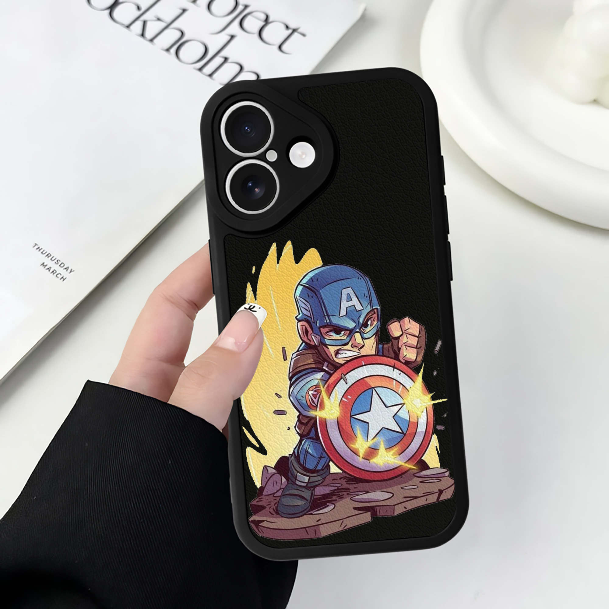 （画像用） アベンジャーズ The Avengers 【iPhone 16シリーズ対応】シリコンスマホケース（レザー調） 材質：シリコン